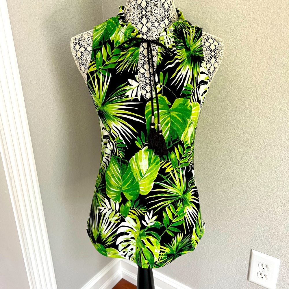 White House black market sleeveless leaf print blouse size XXS